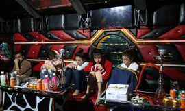 Các đối tượng sử dụng ma túy trong phòng hát vip quán karaoke. Ảnh: Công an Vĩnh Phúc.