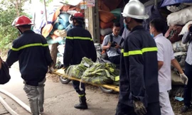 Thi thể nạn nhân được đưa ra ngoài.