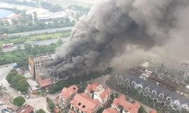 Cột khói bốc cao hàng chục mét.