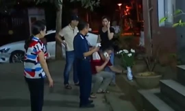 Người thân cháu bé có mặt tại hiện trường vụ việc. Ảnh cắt từ clip VTC14