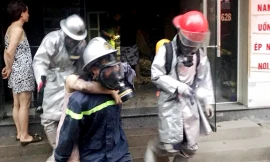 Lực lượng PCCC&CNCH đưa người phụ nữ mang bầu xuống dưới an toàn.