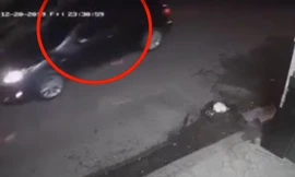 Thợ kéo cáp ngầm giữa đường thoát chết khi ô tô chèn qua