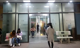 Nữ sinh được đưa vào viện cấp cứu.