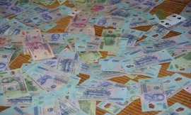 Công an thu giữ hơn 360 triệu đồng, bắt 42 đối tượng tại sới bạc. Ảnh: Công an Hưng Yên.