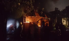 Vụ cháy xảy ra tại xưởng nhựa nằm trong ngõ.