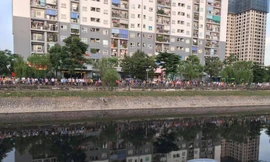 Nhiều người dân hiếu kỳ theo dõi sự việc.