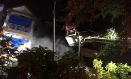 Xe thang được huy động đến hiện trường vụ cháy.