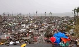 Sau khi gây nên cảnh hoang tàn tang thương ở Philippines, bão Haiyan đang tiếp tục di chuyển vào Việt Nam và Trung Quốc