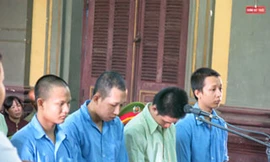 Xách mã tấu, bình xịt hơi cay, cướp... heo quay