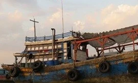 Bắt nhóm đối tượng mua tàu tổ chức vượt biên trái phép