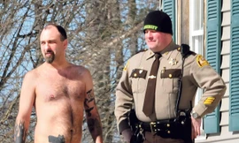 Bị cảnh sát bao vây chỉ vì … khẩu súng hình xăm