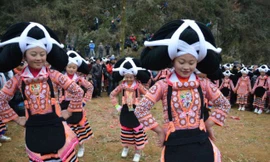 Tộc người dùng tóc làm... mũ