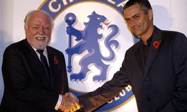 Đạo diễn Richard Attenborough gặp gỡ huấn luyện viên trưởng đội tuyển Chelsea năm 2004.