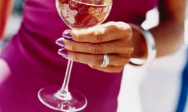 Phát minh mới: Sơn móng tay chống hiếp dâm