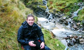 Chàng trai dành 18 tháng đãi vàng làm nhẫn cưới