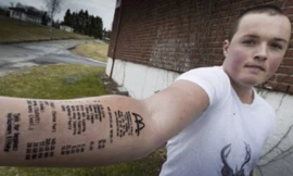 Xăm hóa đơn thanh toán của McDonald lên tay