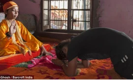 Tôn sùng cậu bé mọc đuôi như một vị thánh