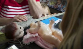 Khách hàng mang búp bê đến sửa tại Doll Hospital.