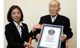 Ông Sakari nhận danh hiệu người đàn ông già nhất thế giới tại bệnh viện Tokyo. (Ảnh: Straitstimes)