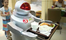Sốc với nhà hàng dùng robot làm bồi bàn và đầu bếp