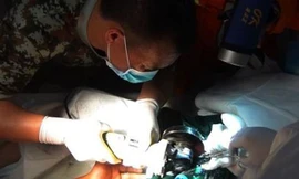 Giải cứu người đàn ông mắc kẹt 'của quý' trong ống thép