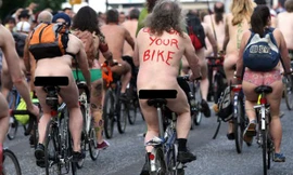 Hơn 200 người khỏa thân đạp xe ở Anh