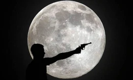 Bị bắt vì… bắn đạn lên mặt trăng