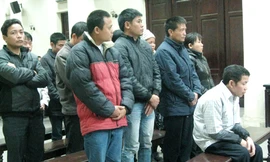 Vừa chăm con ốm vừa tổ chức... đánh bạc