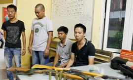 Bốn thanh niên bị bắt giữ cùng hai khẩu súng săn và 40 viên đạn hoa cải