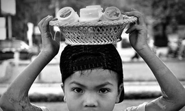 Tuổi thơ cơ cực của những đứa trẻ bán kẹo dạo đường phố
