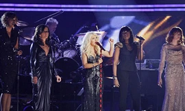 Christina Aguilera vồ ếch khi diễn tại Grammy