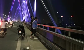Đùa giỡn tính mạng, người dân kéo nhau lên cầu Nhật Tân 'hóng gió'