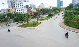 Nắng nóng đỉnh điểm, Hà Nội vắng tanh như... chùa Bà Đanh