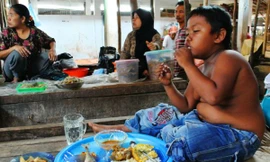 Cậu bé 5 tuổi cai nghiện thuốc lá chuyển sang nghiện đồ ăn