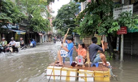 Chèo thuyền dạo phố giữa thủ đô