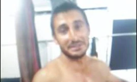 Sức mạnh và lòng quả cảm đã giúp anh chiến thắng con cá sấu dài tới 2m