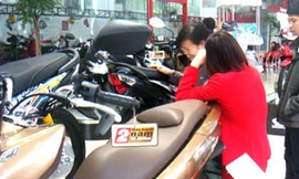 Xe máy cuối năm đua nhau tăng giá