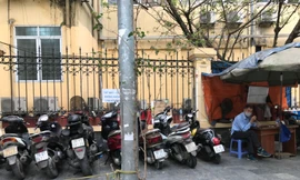 Nhân viên trông giữ xe mặc đồng phục của Công ty CP 901