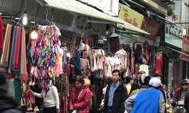 người dân và du khách phải đi bộ dưới lòng đường Phố Đinh Liệt vì viar hè đã bị lấn chiếm kinh doanh quần áo