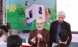 Giáo sư Đặng Hùng Võ giao lưu với bạn đọc và các nhà báo tại sự kiện ra mắt sách mới