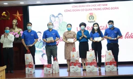 Công đoàn tôn vinh gia dình cán bộ Đoàn tiêu biểu 2021