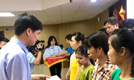 Ông Ngọ Duy Hiểu, Phó Chủ tịch Tổng Liên đoàn lao động VN, Chủ tịch Công Đoàn viên chức VN trao quà cho công đoàn hoàn cảnh khó khăn. Ảnh: Minh Tuấn