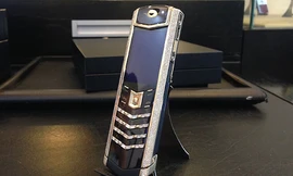 Điện thoại hạng sang là tang vật, vật chứng được mang ra đấu giá