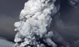 Núi lửa phun trào, sân bay đóng cửa