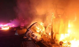 Những chiếc xe bị cháy được chụp trên một đường cao tốc ở Ecatepec gần Mexico City ngày 07/05/2013