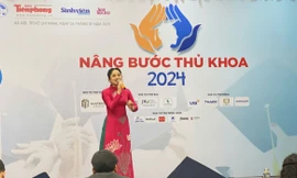 Ca sĩ Nguyễn Thu Lương cùng giọng ca đầy cảm xúc tại chương trình ‘Nâng bước Thủ khoa 2024’