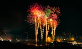 Vẻ đẹp của hoà bình: Hà Nội rực rỡ pháo hoa chào mừng 50 năm thống nhất đất nước