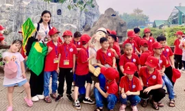 Dẫn tour tham quan, cô sinh viên Trường Đại học Văn hóa trở thành thần tượng của nhiều học sinh