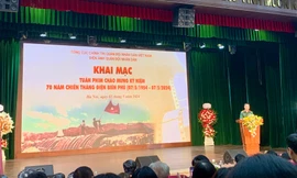 Sinh viên nô nức rủ nhau đến xem tuần lễ Phim Điện Biên Phủ