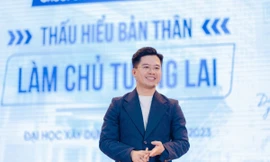 Anh Lang Công Đạt - Cựu sinh viên Trường ĐH Xây dựng Hà Nội - về trường truyền cảm hứng và kỹ năng cho tân sinh viên